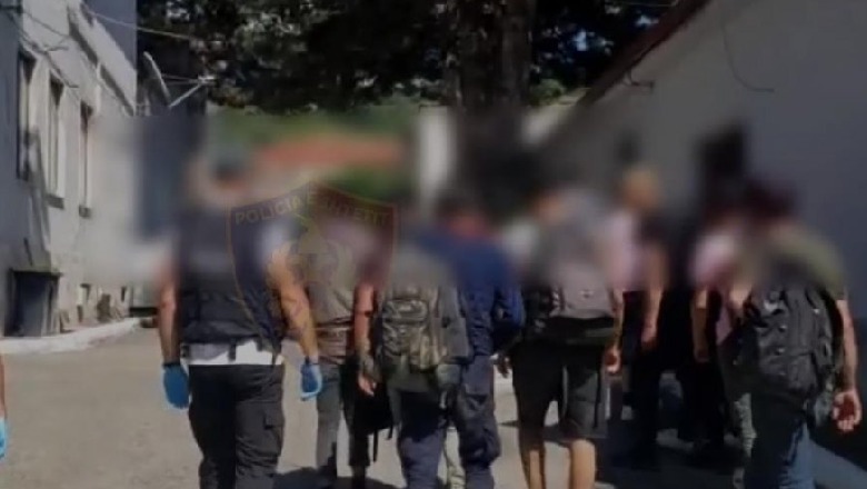 17-vjeçari u kap duke transportuar me makinë 5 emigrantë në Pogradec, arrestohet! Në kërkim organizatori i trafikut dhe bashkëpunëtori i tij