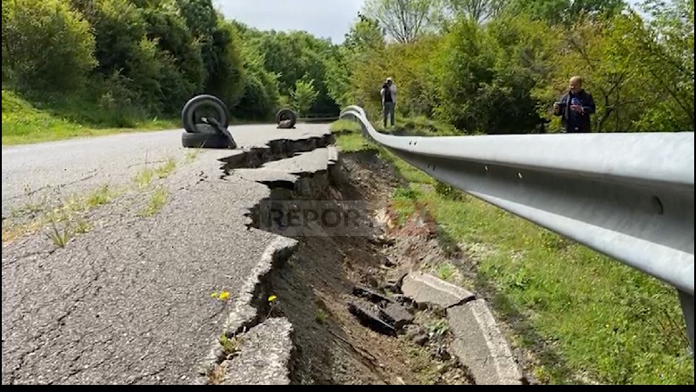 Shembet rruga Lezhë-Vau Dejës, rrezikohet izolimi, banorët: Nuk është marrë askush me këtë punë (VIDEO)