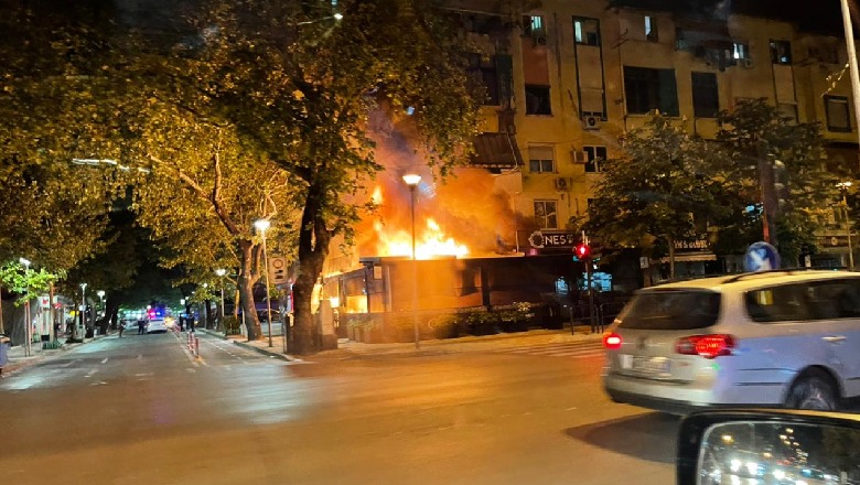 Përfshihet nga flakët gjatë natës një lokal te 'Myslym Shyri' në Tiranë, nuk dihen shkaqet