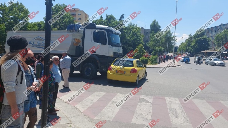 Aksident rrugor të 'Brryli', kamioni përplas taksinë (FOTO)