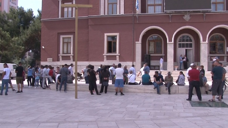 Largohen pas shumë vitesh tregtarët ambulantë nga plazhi i Durrësit! Protestë para bashkisë: Me këtë punë mbajmë familjen, na gjeni treg