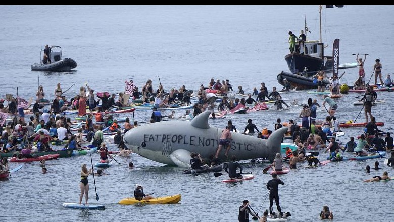 Qindra protestues mblidhen në Cornwall, për të rritur ndërgjegjësimin për ndryshimet klimën