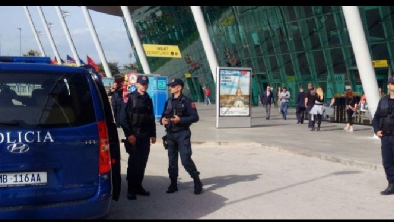 Grabitje me armë dhe drejtues i bandës kriminale, arrestohet në Rinas 41-vjeçari me 2 emra i kërkuar nga Italia