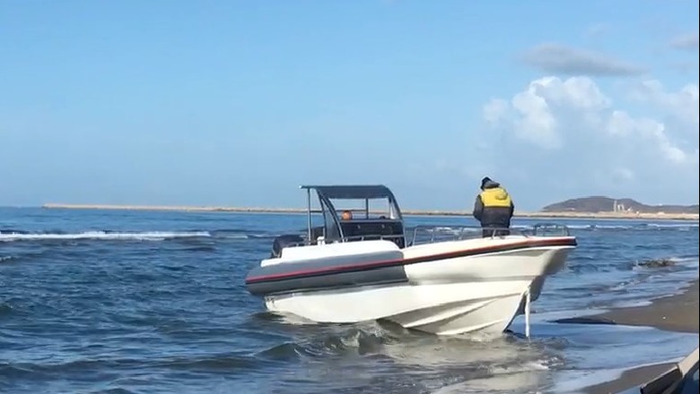 Nisen nga Karaburuni, por gomones i prishen dy motorët, turistët mbeten në mes të detit! Shpëtohen pas disa orësh nga roja bregdetare