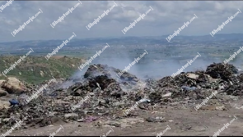 Krim i rëndë mjedisor pranë plazhit/ Tonelata mbetjesh në zonën e Spillesë, bashkia Kavajë i hedh plehrat në vendgrumbullime të paligjshme dhe u vë flakën