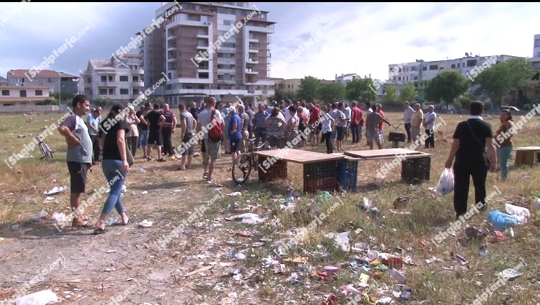 Bashkia Durrës zhvendos tregtarët për rikonstruksionin e markatës! Shitësit në protestë: Këtu malli të prishet brenda orës, njeri nuk vjen se jemi larg