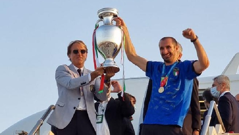 Pas 53-vitesh vjen në Romë/ Me trofeun e mbretit të Europës, kampionët mbërrijnë në Itali, i pret një ditë e gjatë festimesh