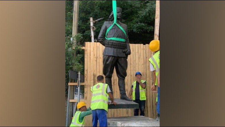 Punime në sheshin e Gjirokastrës, zhvendoset shtatorja e heroit Çerçiz Topulli