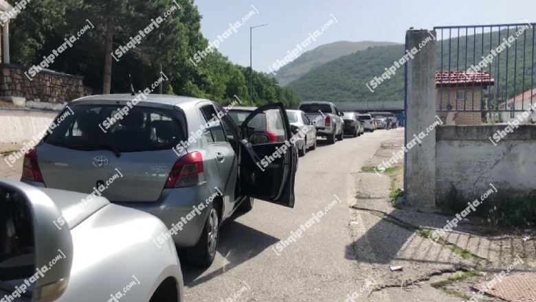 Temperatura të larta dhe pritje pafund, radhët e gjata të makinave në Kapshticë marrin fund! Grekët i përshtaten ritmit shqiptar dhe punojnë sërish me disa sportele 