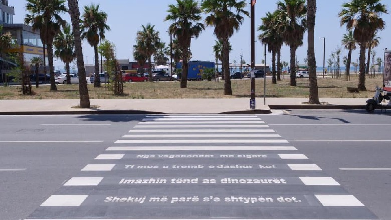 Art dhe letërsi në rrugët e Durrësit, vizat e bardha shndërrohen në vargje poezish (FOTO)