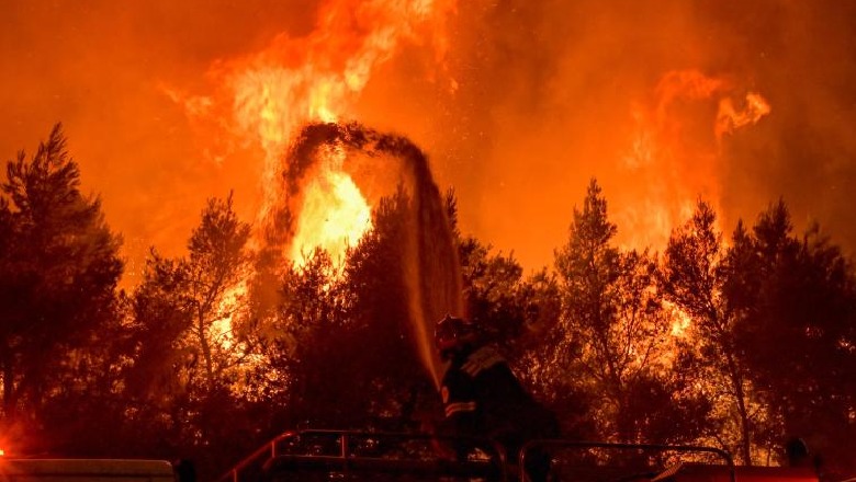 Hiqej si zjarrfikës vullnetar, por ndizte vatra zjarri të reja, arrestohet 43-vjeçari në Greqi