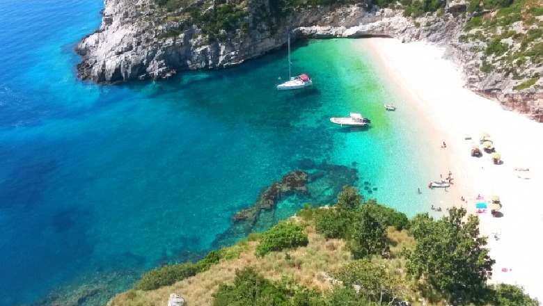 Mbetën të bllokuar në bordin e jahtit në Gjirin e Gramës, shpëtohen 11 turistët, janë jashtë rrezikut për jetën