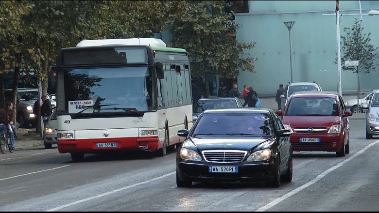 Siguria rrugore, policia fut në ‘filtër’ autobusët, shumica me probleme! Eksperti: Duhen kontrolle periodike, shqetësim mbushja e tyre mbi kapacitetin