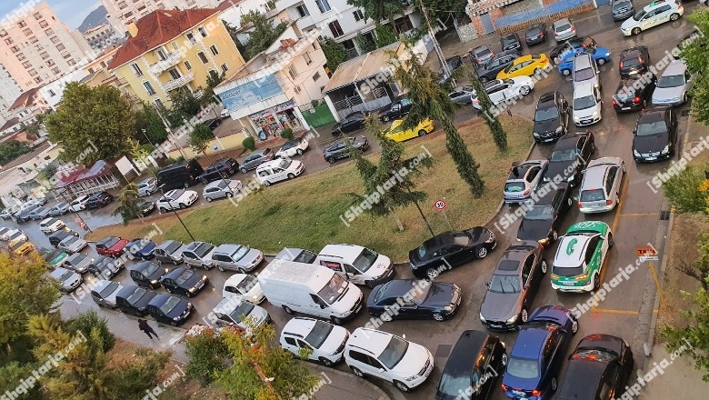 FOTOLAJM/ Trafik i rënduar te ish fusha e aviacionit, bllokohen makinat, kaos në rrugicat e zonës