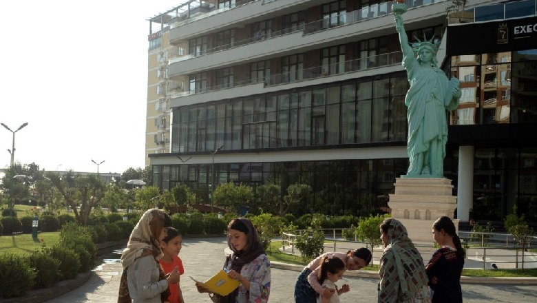  'New York Times' reportazh mbi afganët në Shëngjin, strehohen në kampe luksoze, ndryshe nga të gjithë vendet e tjera