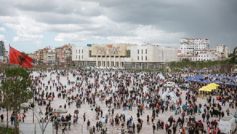 Transaksionet e pasurive të paluajtshme nuk ndalen, arrijnë rekord në tremujorin e dytë, …por popullsia po bie