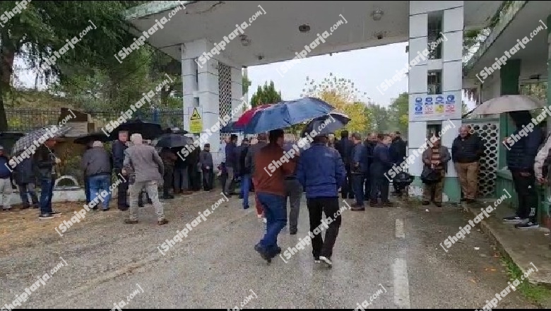 Naftëtarët e Ballshit mblidhen sërish para Rafinerisë: Nuk do të lejojmë demontimin e uzinës! Të na japin 13 pagat e prapambetura