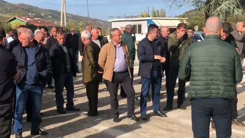 Naftëtarët e Ballshit sërish protestë sot para uzinës: Nuk do lejojmë demontimin! Të na jepen paga e prapambetura