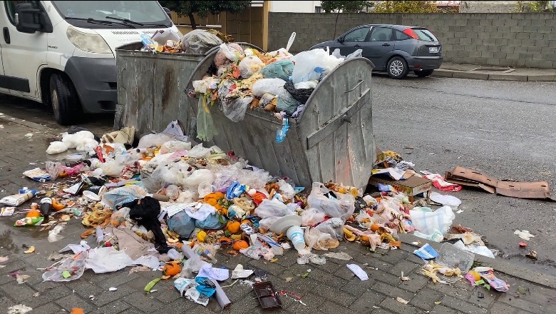 Llatja premtoi zgjidhje për një jave, por Elbasani mbetet i zhytur në plehra, banorët: Ne kërkojmë të pastrohet se ne taksat i paguajmë të gjitha!