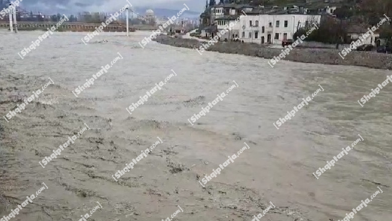 Reshjet e shiut, lumi Osum në kuotat maksimale! 13 fshatra pa energji elektrike në qarkun e Beratit