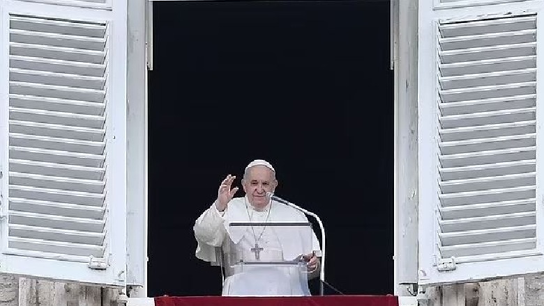 Papa Françesku i drejtohet çifteve: Këto janë tre fjalët më të rëndësishme për një martesë të suksesshme