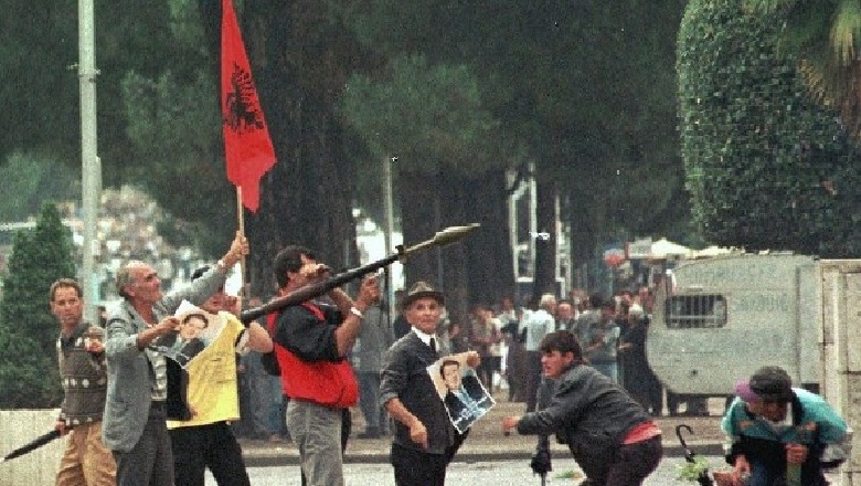 Të akuzuarit për grushtin e 14 shtatorit ’98 pjesë e grupit të Berishës për të pushtuar selinë e PD-së, pritet të rrethojnë Bashën më 8 janar 