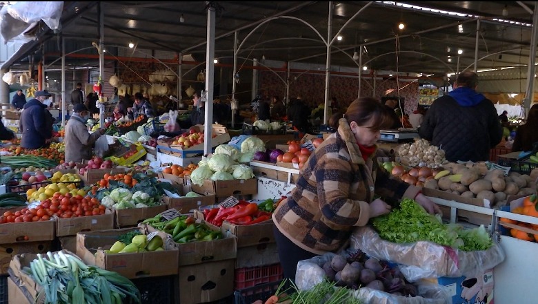 Nuk ndalen çmimet, 1 kg spinaq shkon në 250 lekë! Dikush merr perimet e hedhura në kosh, qytetarët: S'kemi lekë të blejmë! Tregtarët: Puna ka rënë në zero