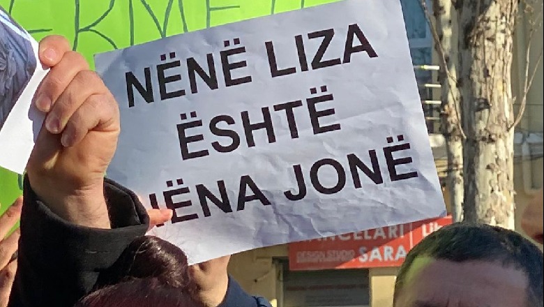 FOTOLAJM/ U shndërrua në simbolin e protestës së '5 Majit', pankarta e veçantë e banorëve para Kuvendit: Nënë Liza është nëna jonë