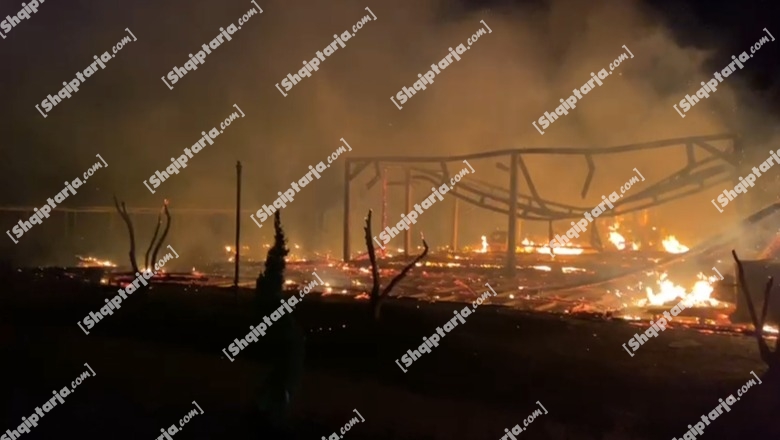 Spille/ Shkrumbohet nga flakët bar restoranti pranë bregut, dëmë të shumta materiale(VIDEO)