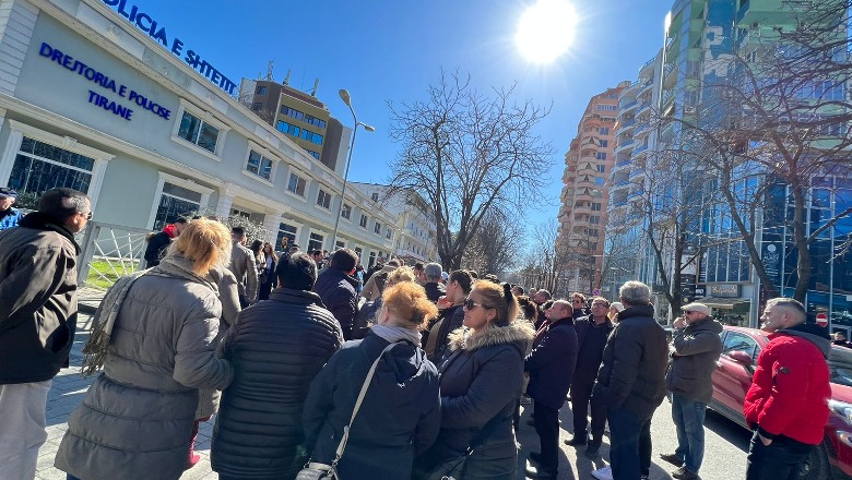 Kërkojnë lirimin e banorëve të shoqëruar, protestuesit zhvendosen tek Drejtoria e Policisë