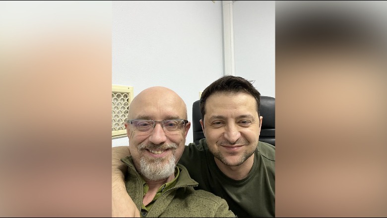 FOTO/ '85 orë rezistencë', Zelensky I buzëqeshur  krah ministrit të tij të mbrojtjes: Kievi nuk i ul armët, po fitojmë