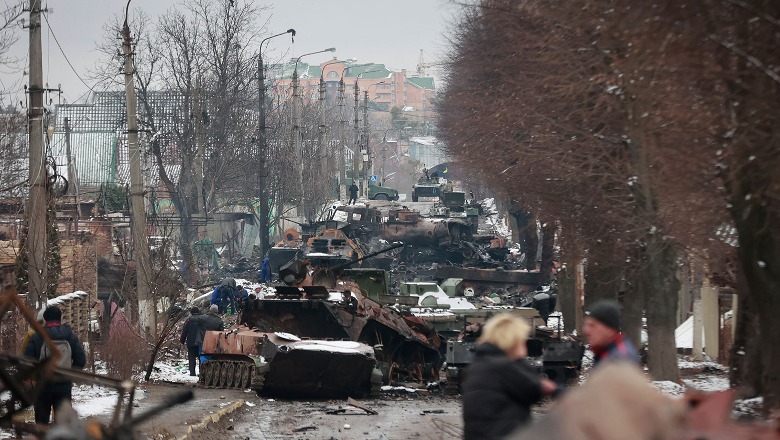 Rezistencë të ukrainasve në qytetin pranë kufirit me Rusinë, me mijëra njerëz në rrugë për të mbrojtur vendin  