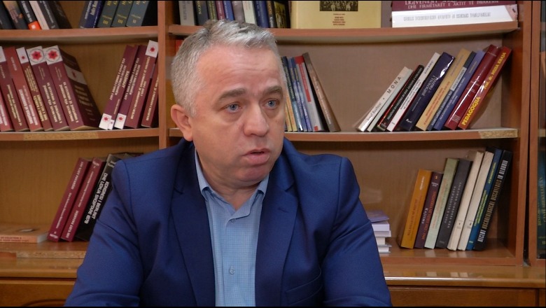 Tekstet shkollore, Krasniqi: Produkte private! Tek ne historinë e dikton politika