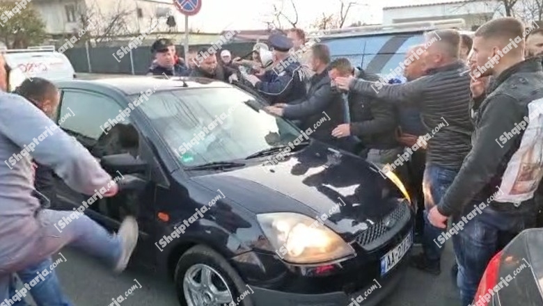 Protestuesit e 5 Majit sulmojnë makinën e gardistit në sy të fëmijës! Gafa e SHÇBA: Po verifikojmë pamjet ku punonjësi i Gardës u nxjerr armën...por video s'ekziston 