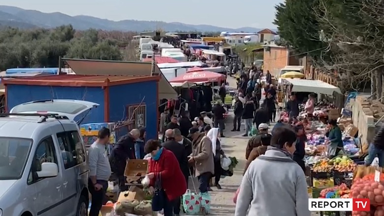 30 vite pa treg, në Peqin frutat dhe perimet shiten në rrugë, qytetari:  Këtu është, çfarë do bëjmë ne, kanë ndodhur dhe aksidente