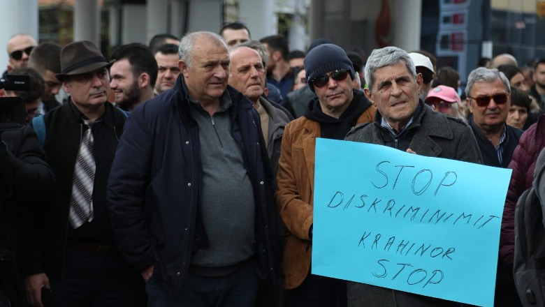 'Një maloke më pak', qytetarët protestë para organeve të vetting-ut për fyerjen ndaj Elisabeta Imerajt! Aktori Mehdi Malkaj: Kush e solli ndarjen veri-jug? Shqipëria është një