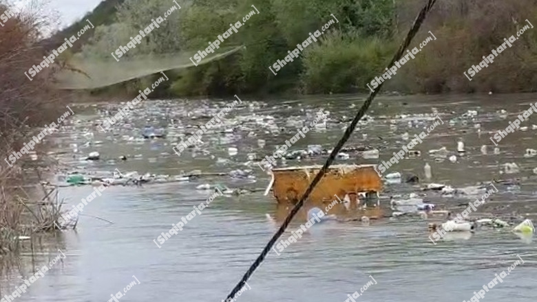 Ndotje ekologjike, lumi Ishëm mbulohet nga shishet dhe mbetjet plastike, plehrat ‘nisen për plazh'  (VIDEO)