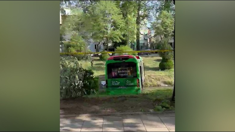 Autobusi i aksidentuar në Tiranë, ende në lumin Lana, propozimi i piktorit: Të qëndrojë aty si instalacion publik