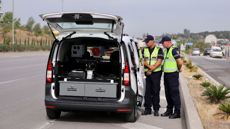 Me shpejtësi, pa rrip sigurimi dhe me telefon në timon, makina inteligjente kap në shkelje 30 efektivë policie, 5 deputetë dhe 20 mjete të institucioneve shtetërore