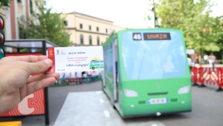 Fëmijët mësojnë rregullat e transportit publik në qendër të Tiranës! Fotot si është shndërruar sheshi para Bashkisë