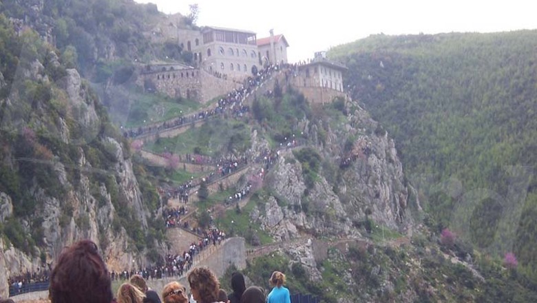 Pelegrinazhi i 13 të martave të shenjta! Sot dhe nesër do të bllokohen disa akse rrugore, nuk lejohet kalimi i mjeteve të tonazhit të rëndë! Ja ku do të parkojnë makinat