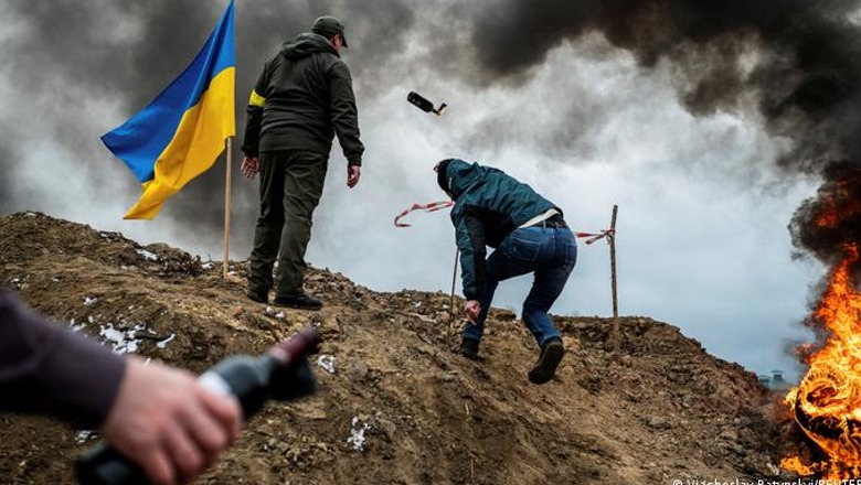 Pasojat e luftës në Ukrainë dhe ekspertët e kafeneve të Tiranës!