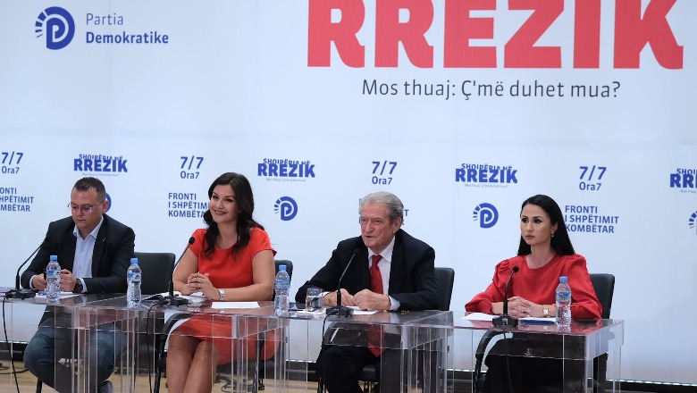 Berisha mban 'Foltoren' virtuale me shqiptarët e Diasporës: Kryesia e PS-së dhe Rama si Byroja politike dhe Enver Hoxha! Shqipëria rrit të rinjtë për emigracion