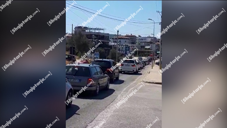 Temperaturat mbi 40 gradë, dyndje pushuesish për në plazhet e jugut (VIDEO)