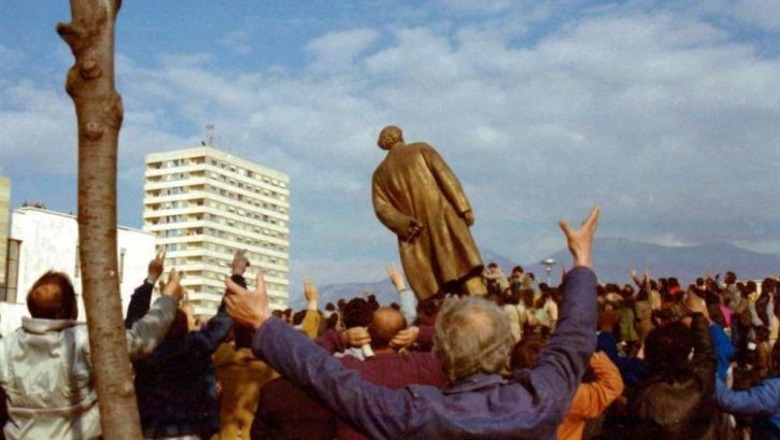 Relacioni sekret: ‘Gjovalin Papleka dhe Sokol Drrasati rrëzuan bustin e Enver Hoxhës dhe…’/ Letra për Xhelin Gjonin për ‘huliganët’ e Shkodrës