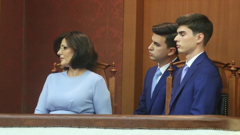 FOTOLAJM/ Kush është familja e re Presidenciale, gruaja dhe 2 djemtë e Presidentit Bajram Begaj