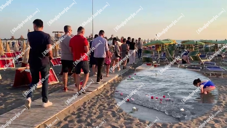 Tragjedia e Himarës, marshim homazh në Shëngjin! Qytetarët vendosin lule dhe ndezin qirinj për vogëlushen (VIDEO)