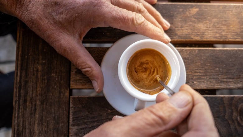 Pini kafe në mëngjes, ja si ndikon në shëndetin tuaj