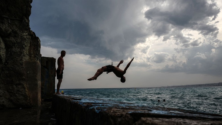 Sarandë/ Hidhet në det nga trampolina, plagoset rëndë pushuesi! Niset me helikopter te Trauma