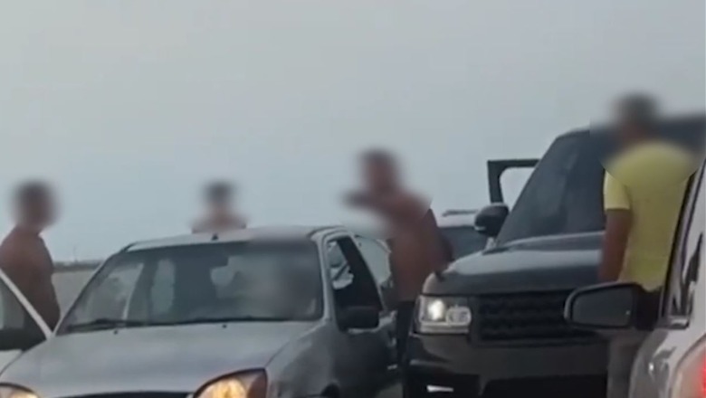 Durrës/ 'Range Rover' parkon gabim dhe nuk i liron rrugën mjeteve të tjera, shoqërohet në polici shoferi dhe gjobitet për 3 shkelje